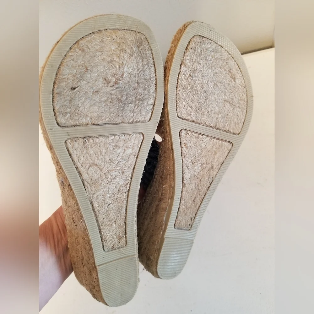 % White mountain sandals - sz 9 - run narrow!